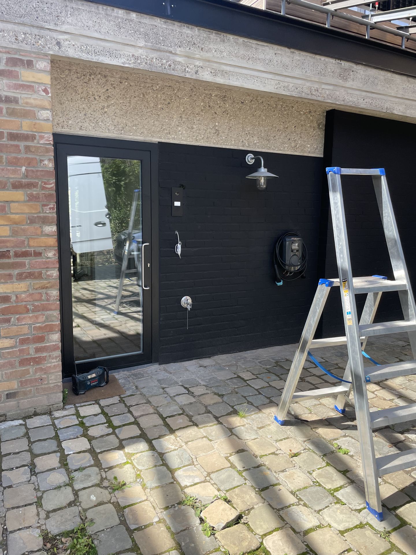 Entrée contemporaine en cours d’équipement