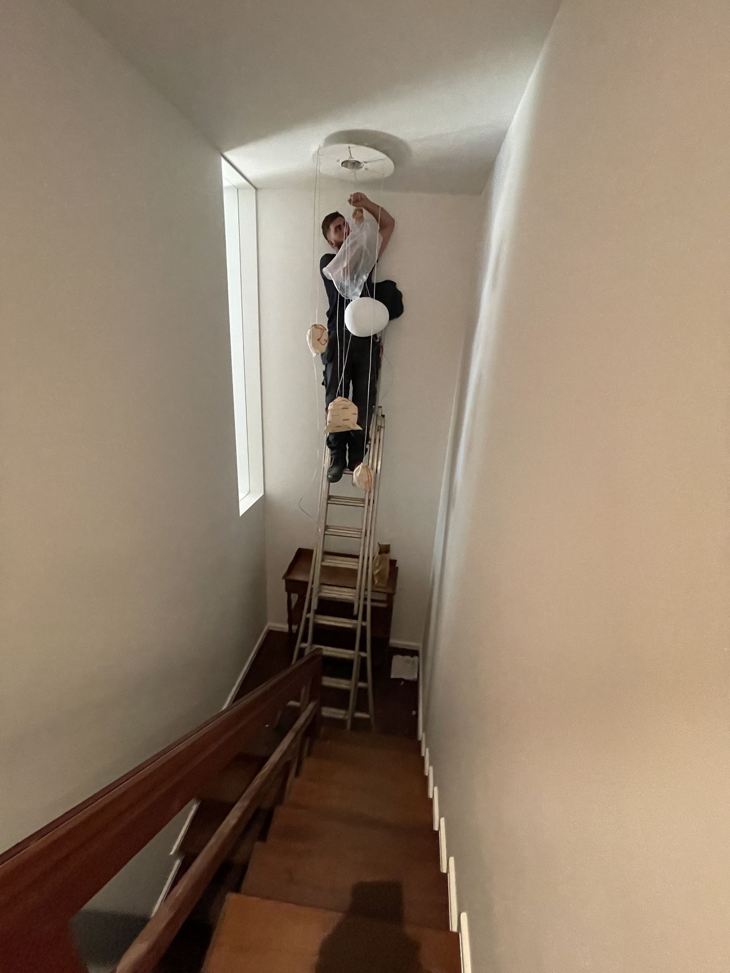 Pose de suspensions dans une cage d’escalier