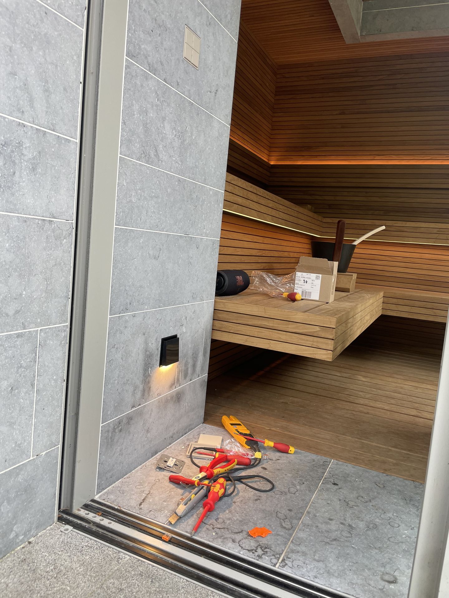 Éclairage encastré d’un sauna en construction