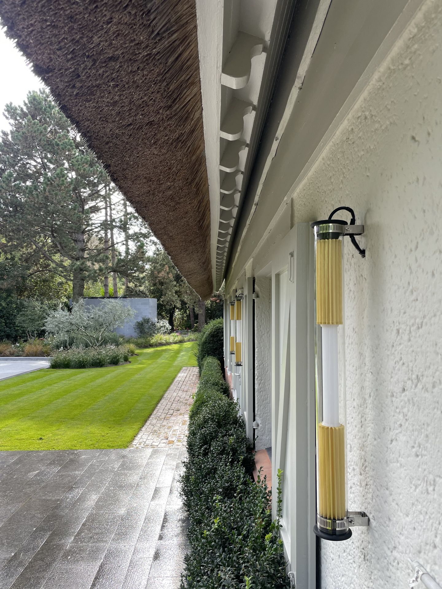 Appliques sur mesure d’une villa au toit de chaume