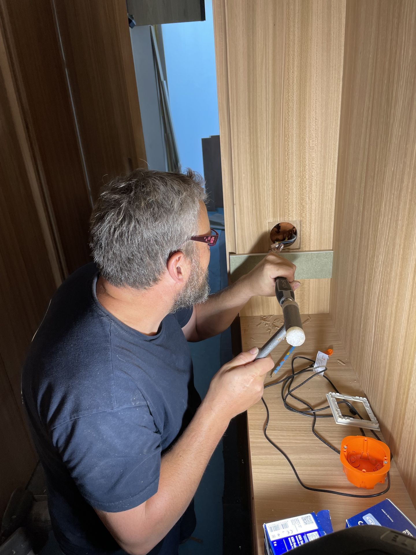 Pose d’appareillage dans une boiserie