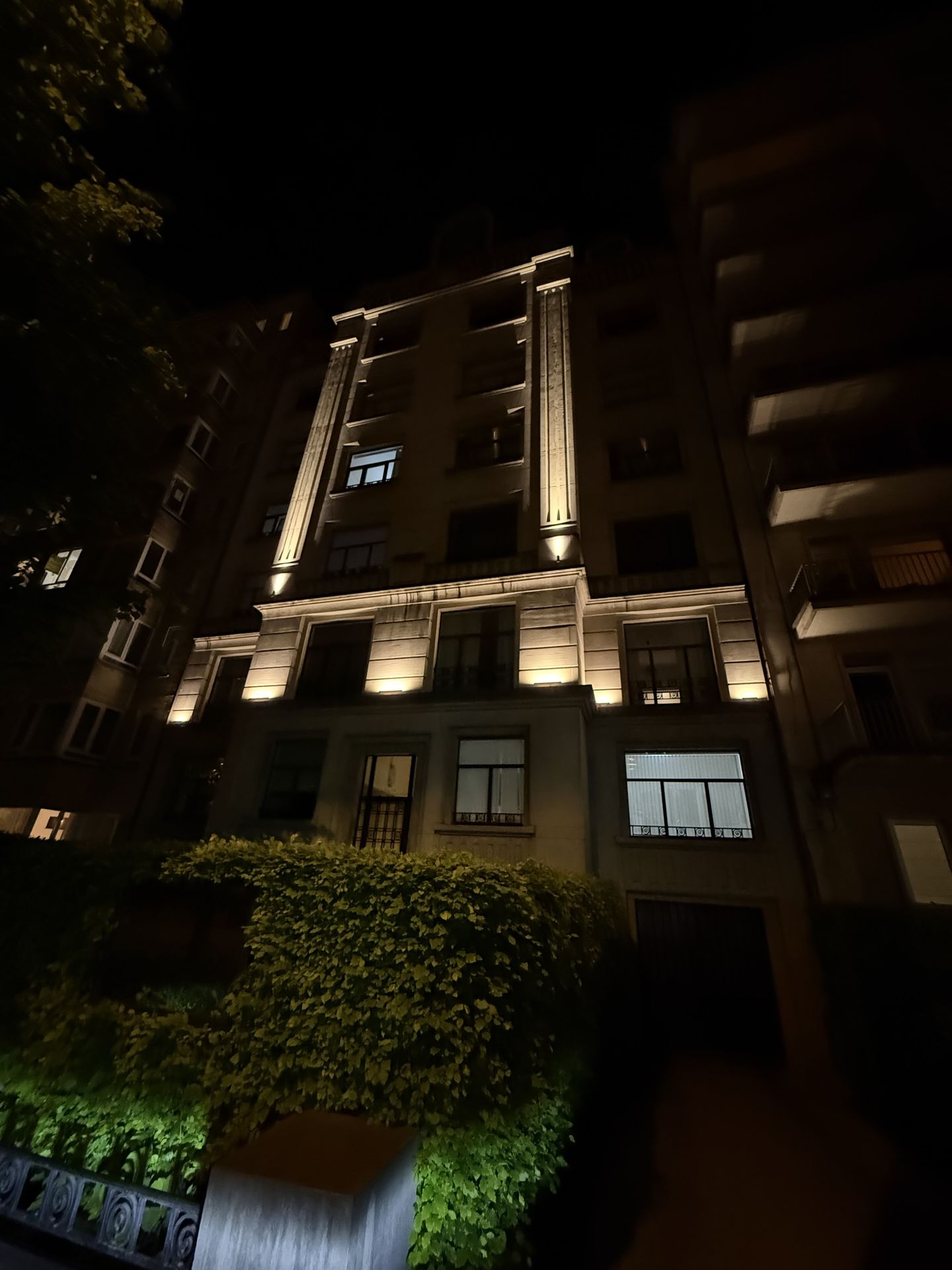 Façade art déco illuminée