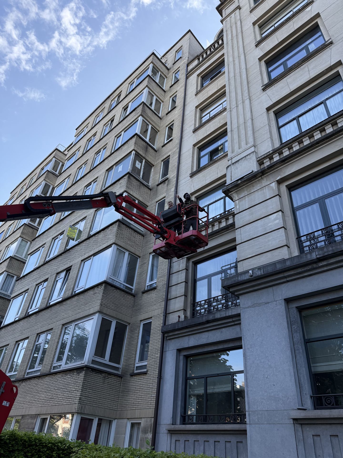 Travail en nacelle sur une façade bruxelloise