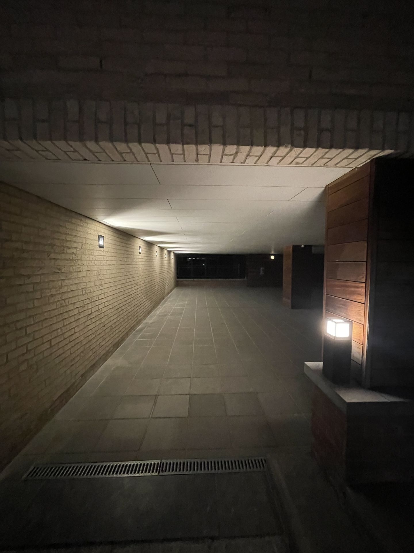 Passage couvert éclairé par borne lumineuse