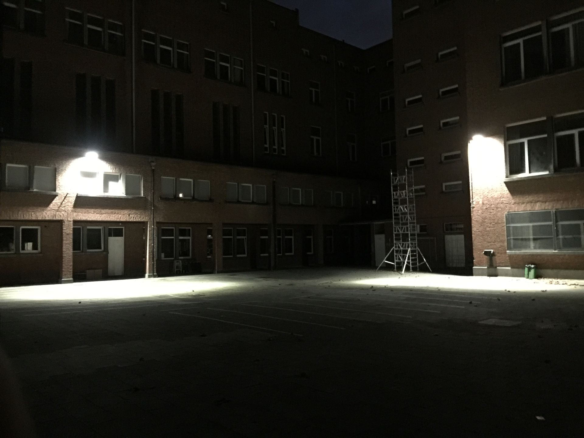 Cour intérieure éclairée de nuit