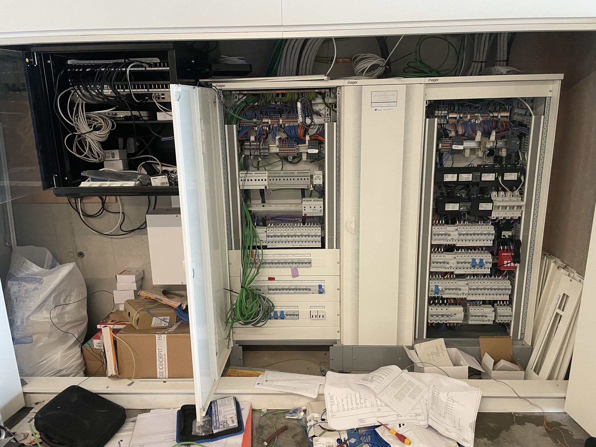 Armoire domotique et tableau en cours de câblage