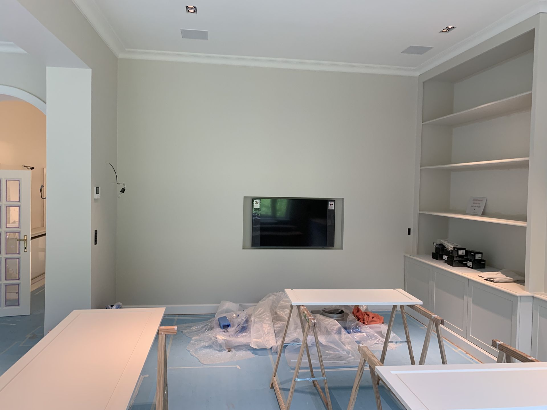 Salon en chantier, télévision encastrée
