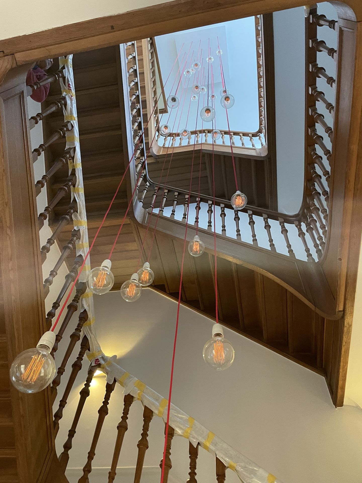 Suspensions à filament dans une cage d’escalier ancienne