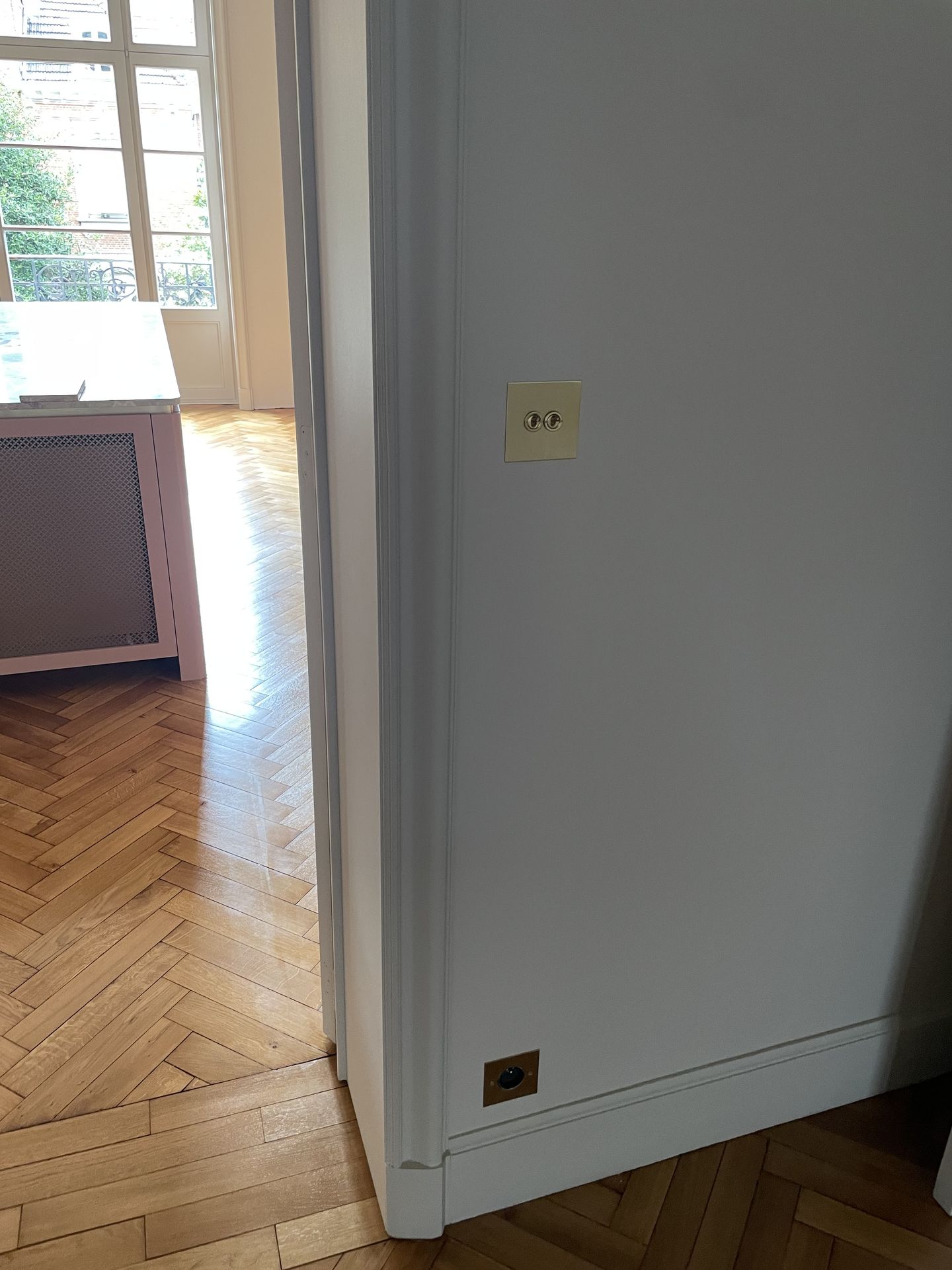 Appareillage laiton et parquet en chevrons