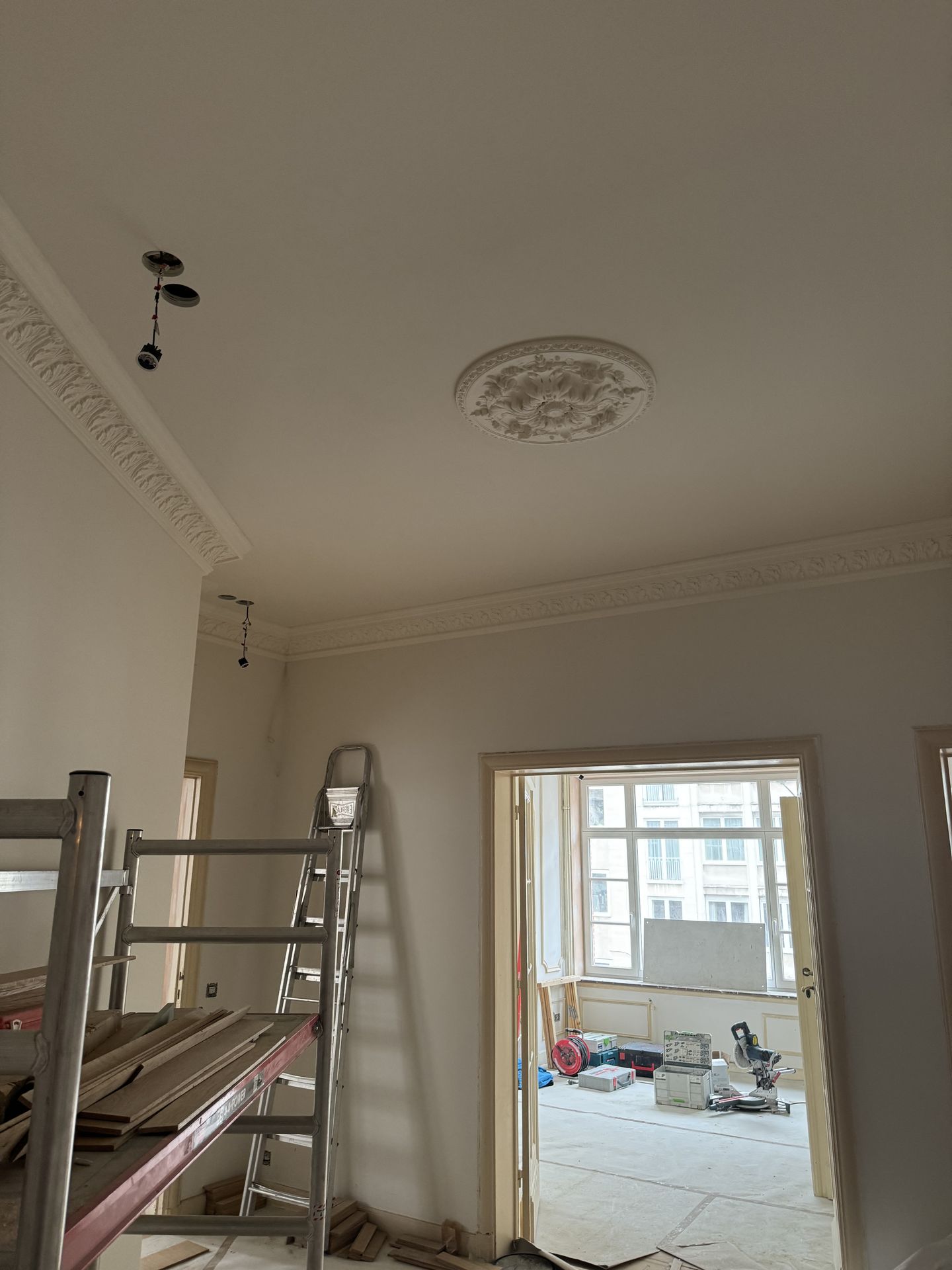 Rosace et moulures préservées en rénovation