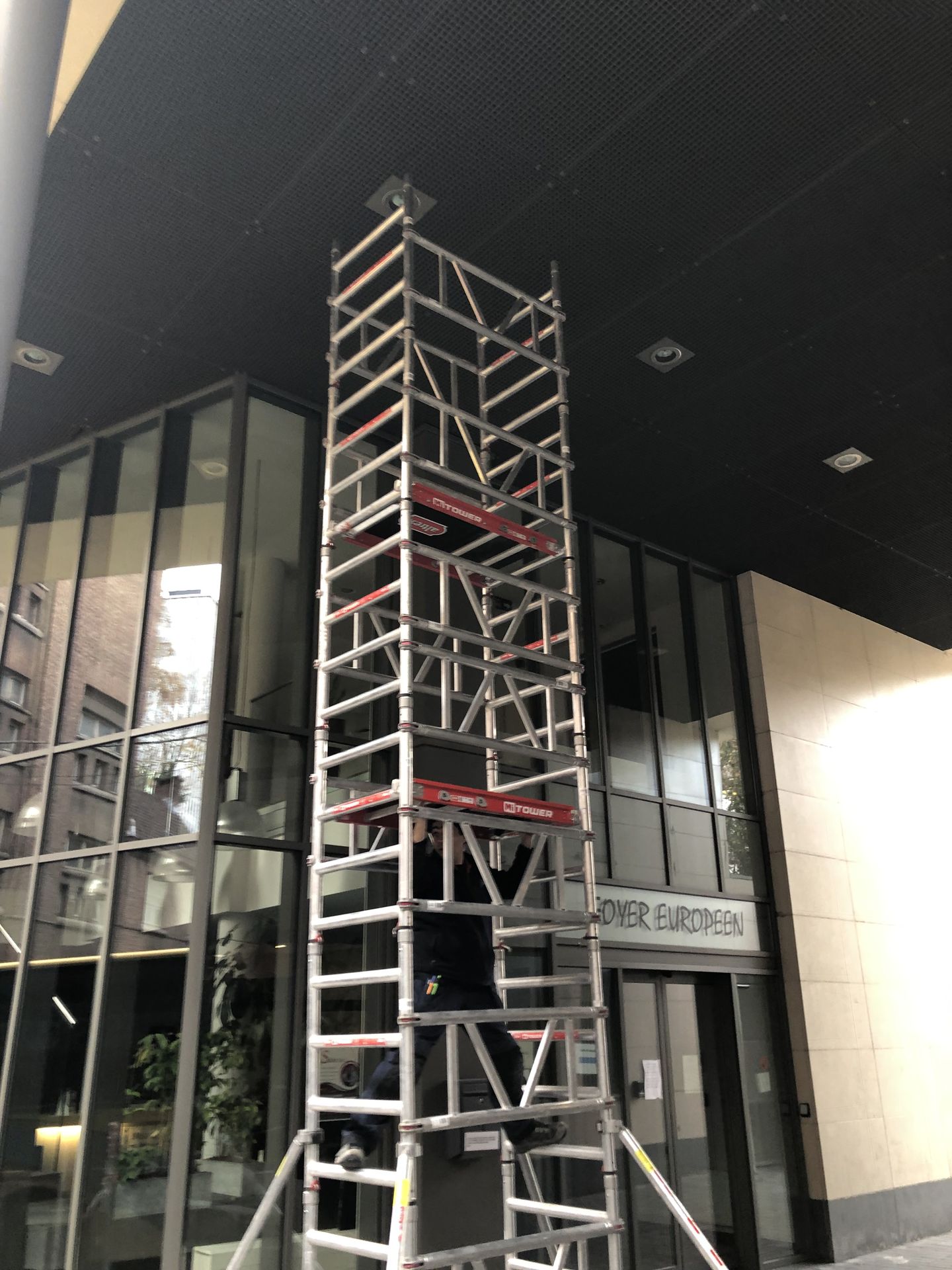 Échafaudage devant l’entrée d’un immeuble de bureaux