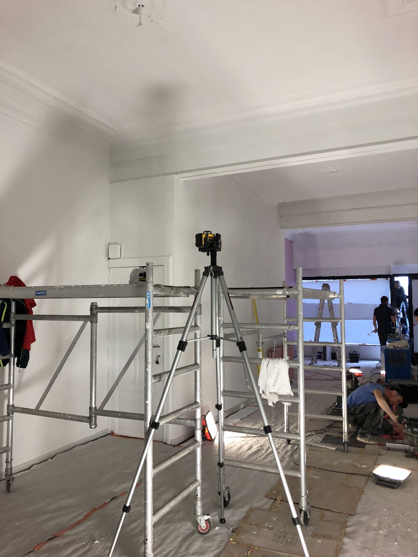 Mise à niveau au laser dans un appartement en rénovation