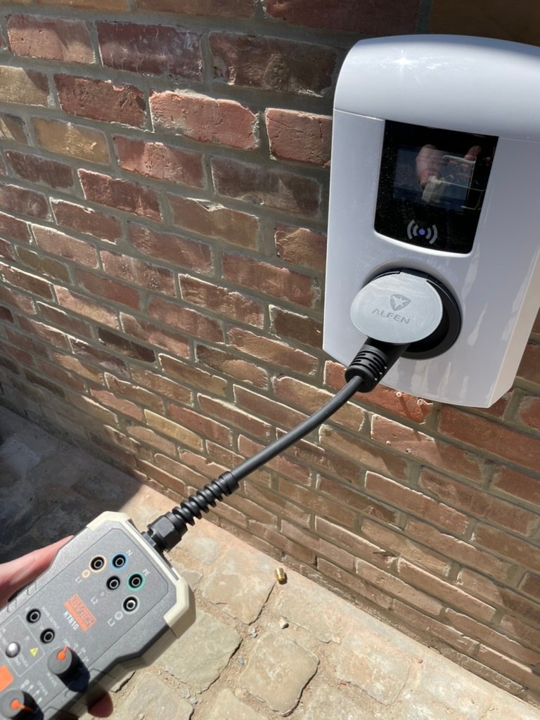 Installation d’une borne de recharge électrique extérieure sur un mur en briques – Ardes, électricien Bruxelles